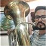 Profesor de iniciación musical en teoría, tuba, piano y percusión