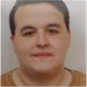 Se dan clases de inglés, refuerzo y se hacen deberes y/o proyectos. Profesor joven