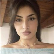 Studentessa universitaria impartisce lezioni di italiano a studenti di liceo