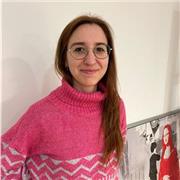 Profesora graduada en física, con experiencia de enseñanza en un instituto bilingüe de las asignaturas de Física yMatemáticas.