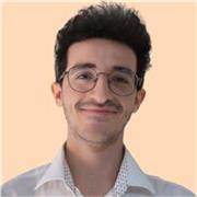 Docente di informatica impartisce lezioni a studenti delle scuole superiori