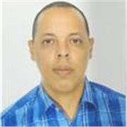 Profesor de inglés imparte clases a todas las edades