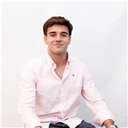 Profesor estudiante de cuarto grado de Administración de Empresas y Relaciones Internacionales en inglés