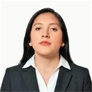 Profesora de comunicación imparte clases a estudiantes de secundaria o pre universitarios