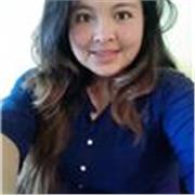 Profesora trabajo con pequeños en área educativa