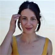 Profesora de artes visuales imparte clases a niños, adolescentes y adultos