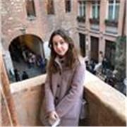 ragazza che impartisce ripetizioni a bambini di elementari e medie