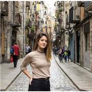 Lincenciada en filología catalana y española ofrece clases a todas las edades (niños a adultos)