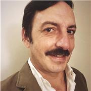 Se vuoi imparare a suonare la chitarra classica o elettrica, o imparare le nozioni base della teoria e della storia della musica, che aspetti?