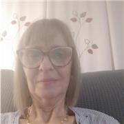 Profesora de primaria da clases de refuerzo escolar a niños de primaria y secundaria