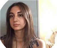 Studentessa universitaria che impartisce aiuto-compiti nella materia italiano