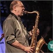 Profesor de saxofón, improvisación, flauta travesera y lenguaje musical con experiencia de cuarenta años de enseñanza