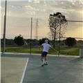 Entrenador de tenis para niños con cierta experiencia, adolescentes y adultos. pista propia