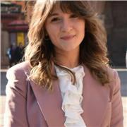 Diplomata in studi classici, laureata in giurisprudenza e praticante avvocato