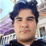 Profesor polifacético, diestro en manualidades y también con formación en danzas, con la particularidad de un excelente desarrollo con todas las personas