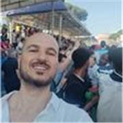 Laureato multilingue con esperienza di studio e lavoro all'estero