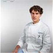 Sono un ragazzo giovane che ha la passione per la cucina che vuole trasmettere l'arte di quest'ultima e della gastronomia italiana