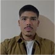 Maestro de inglés enfocado principalmente en niveles principiantes e intermedios que busquen mejorar su comprensión y expresión