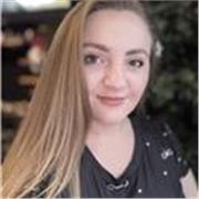 Engagierte Nachhilfelehrerin unterstützt Schüler beim Lernen und besseren Verstehen . 