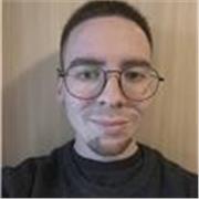 Sono un tutor di Graphic e Visual Design e guido gli studenti nei principi fondamentali della comunicazione visiva.