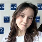 Prof en télétravail pour des cours d'anglais ludiques, de la primaire au lycée.