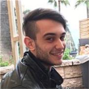 Studente universitario di Filosofia impartisce lezioni private a studenti scuole superiori
