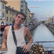 Hola, soy Josep, estudio Arquitectura. Siempre me han gustado la física, y por eso me gusta explicarlas a los niños de secundaria.