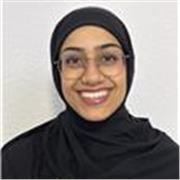 Mathe-Tutorin, die Schüler/-innen von 1.-13. Klasse unterrichtet