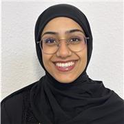 Mathe-Tutorin, die Schüler/-innen von 1.-13. Klasse unterrichtet