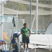 Entrenador de fútbol que ofrece clases de tecnificación de fútbol tanto individuales como en grupos reducidos