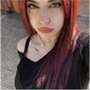 Studentessa universitaria impartisce lezioni di italiano e storia a ragazzi provenienti da scuola media/ scuola elementare