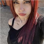 Studentessa universitaria impartisce lezioni di italiano e storia a ragazzi provenienti da scuola media/ scuola elementare