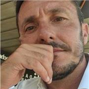 Personal trainer impartisce sessioni di allenamento individuali e con un programma personalizzato a domicilio o presso struttura sita in Ercolano