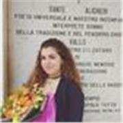Sono una ragazza che ha appena finito le superiori,ho studiato scienze umane e tra poco inizio l'università. Riesco ad essere sensibile ed attenta