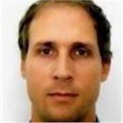 Professeur en ligne donne des cours de soutien scolaire pour primaire et secondaire.