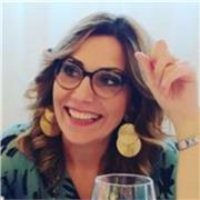 Docente di materie letterarie tra cui anche il latino, impartisce lezioni per ragazzi di scuola secondaria di primo e secondo grado