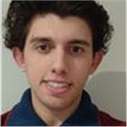 Profesor joven que explica matemáticas y física de forma sencilla