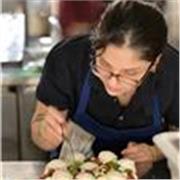 Soy Licenciada en Gastronomía y puedo dictar clases de cocina como de pastelería 