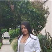 Profesora de apoyo escolar enfocada al español