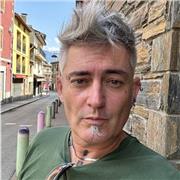 Profesor universitario de Comunicación, oratoria, expresión, todo tipo de narraciones, experto en Lengua Española y Catalana.