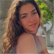 Profesora de inglés que imparte clase a alumnos de primaria e infantil