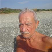 Laureato in Scienze della comunicazione ha anche insegnato Tecnica delle comunicazioni di massa e giornalismo