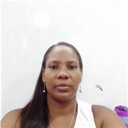 Profesor de matemáticas y emprendimiento imparte clase para todos los grados