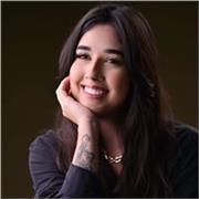Sou uma professora criativa que transforma aulas em experiências significativas para estudantes do ensino básico e superior