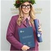 Laureata in interpretariato e traduzione insegna spagnolo e inglese