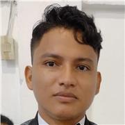 Profesor de matemáticas que brinda ayuda para que puedan mejorar su intelecto