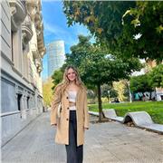 Profesora de inglés con certificado de Cambridge de B2. Mi objetivo es enseñarle a niños pequeños una base para un futuro