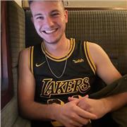 Soy un chico joven amante de la historia y con experiencia ayudando a niños de primaria con distintas tareas.