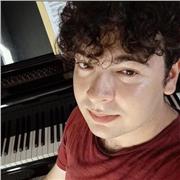 Laureato in Pianoforte al Conservatorio di Bari offre lezioni di pianoforte, solfeggio e armonia