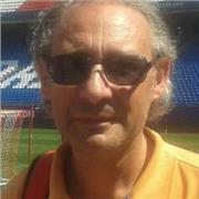 Profesor con gran experiencia da clase de física y química de secundaria